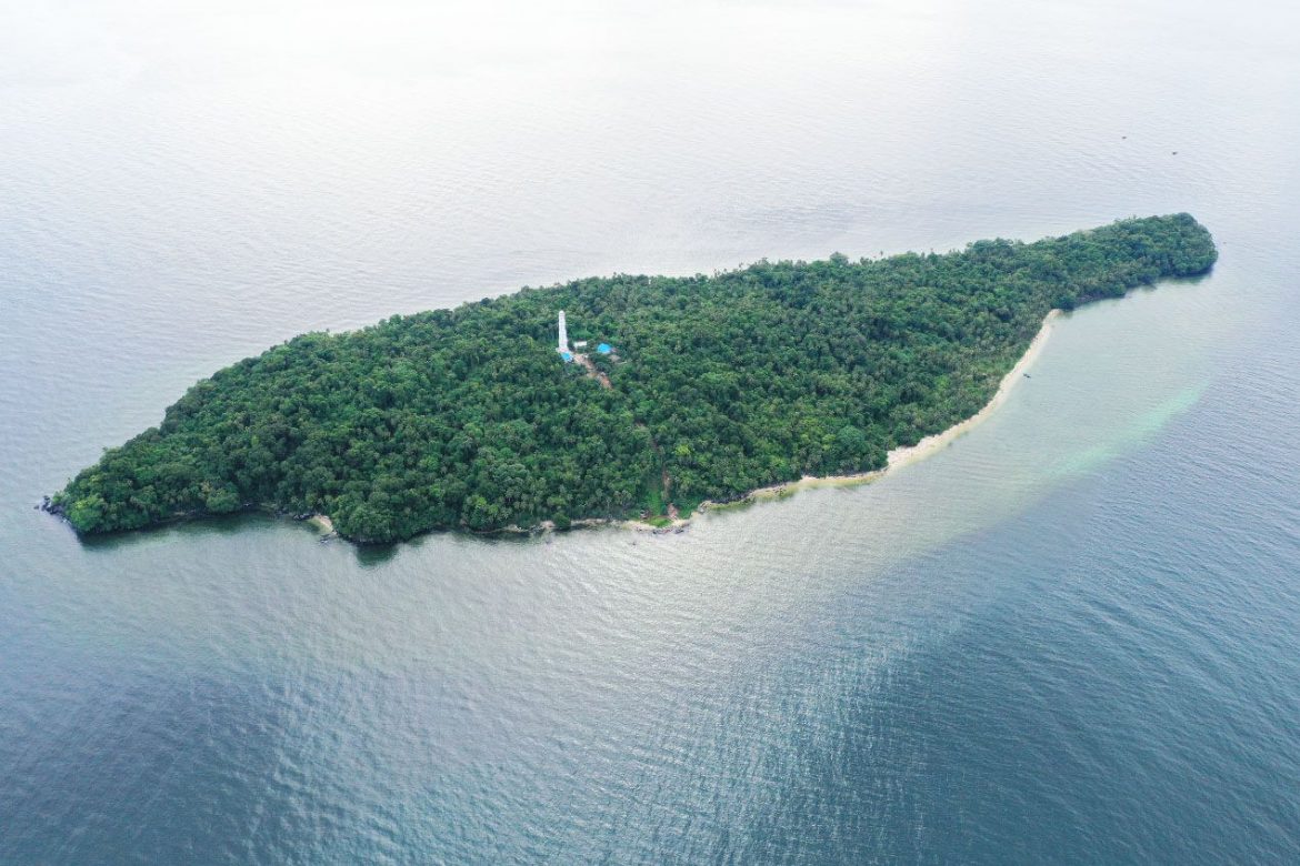 Menara Suar dan Pantai di Pulau Setinjan