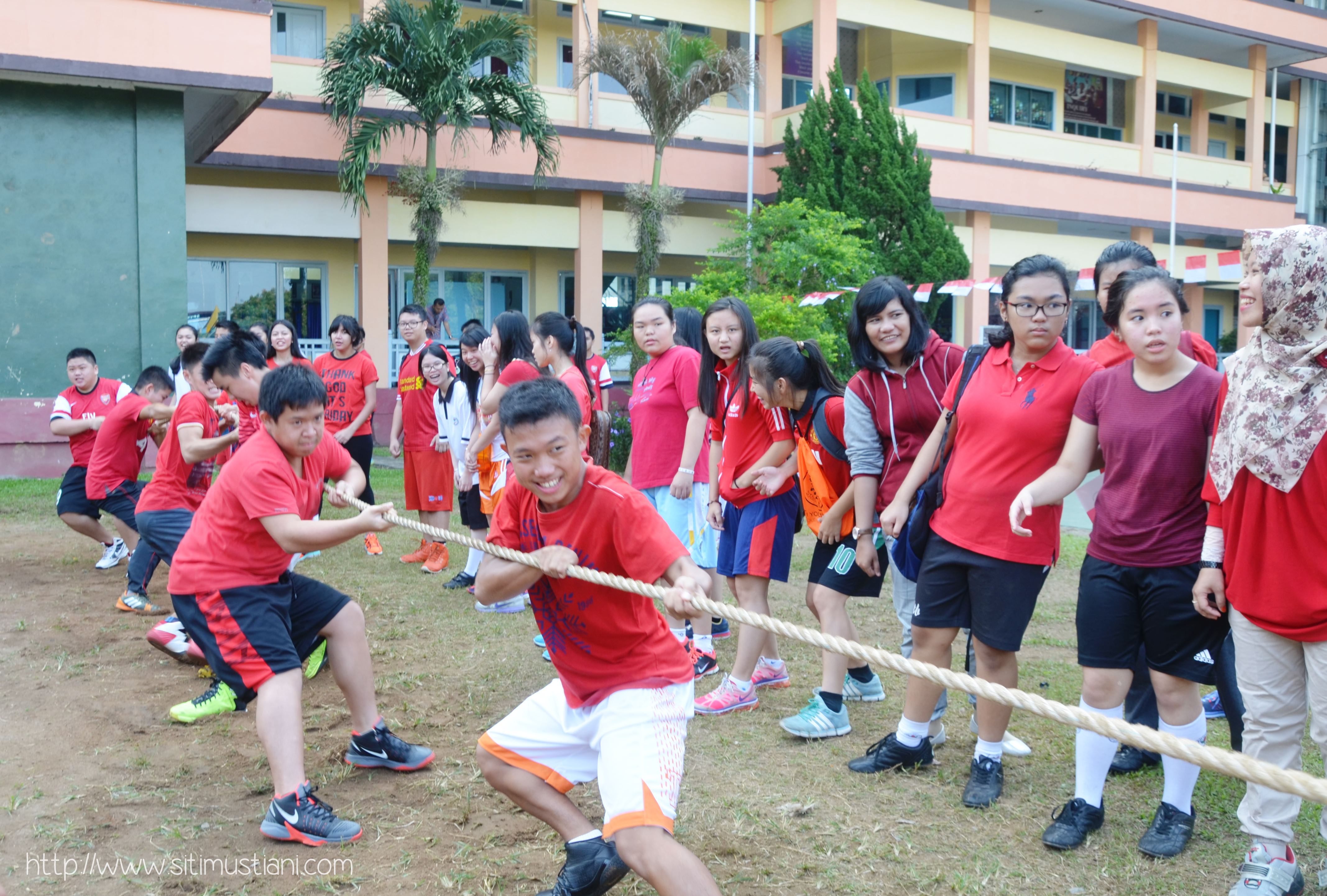 Tarik Tambang Siswa SMA Tunas Bangsa Kubu Raya 2015