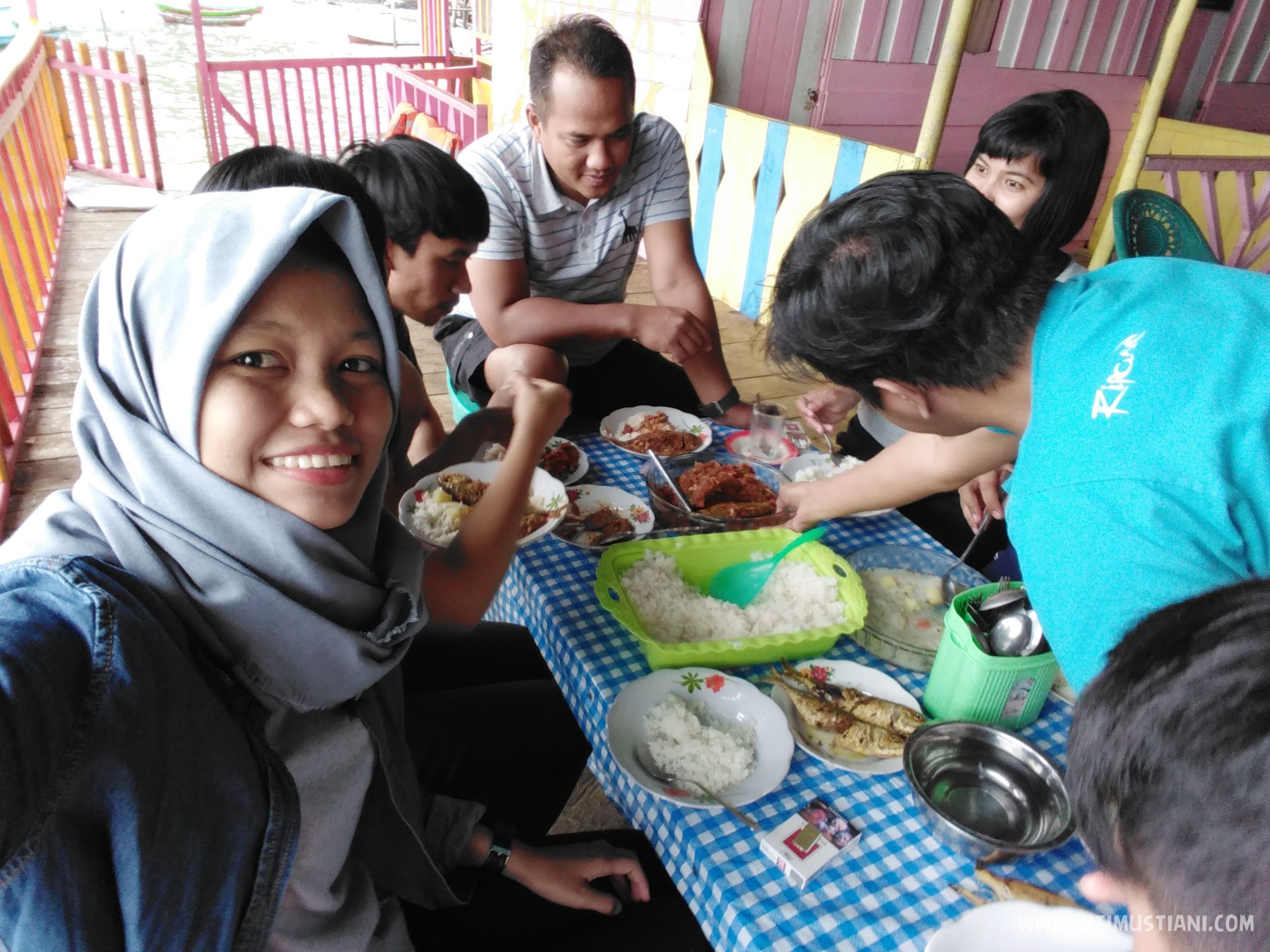 Makan di Penginapan Pulau Lemukutan