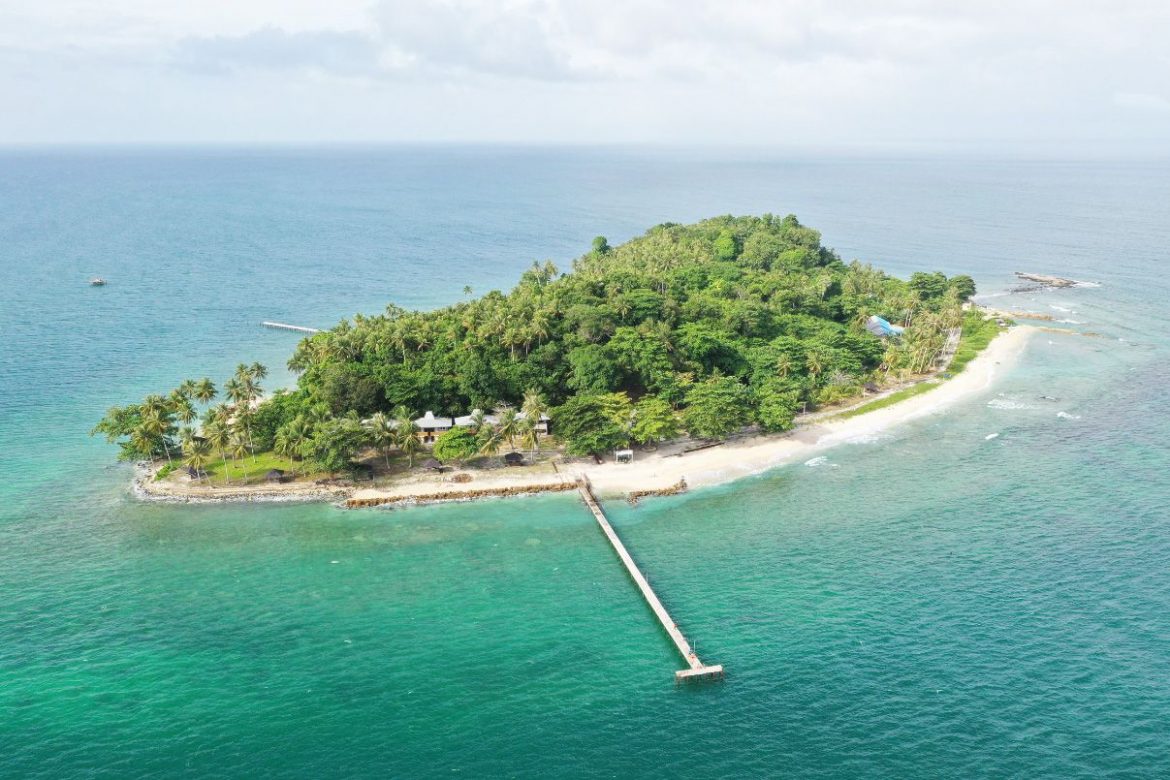Terlena Pesona Cantiknya Pulau Randayan