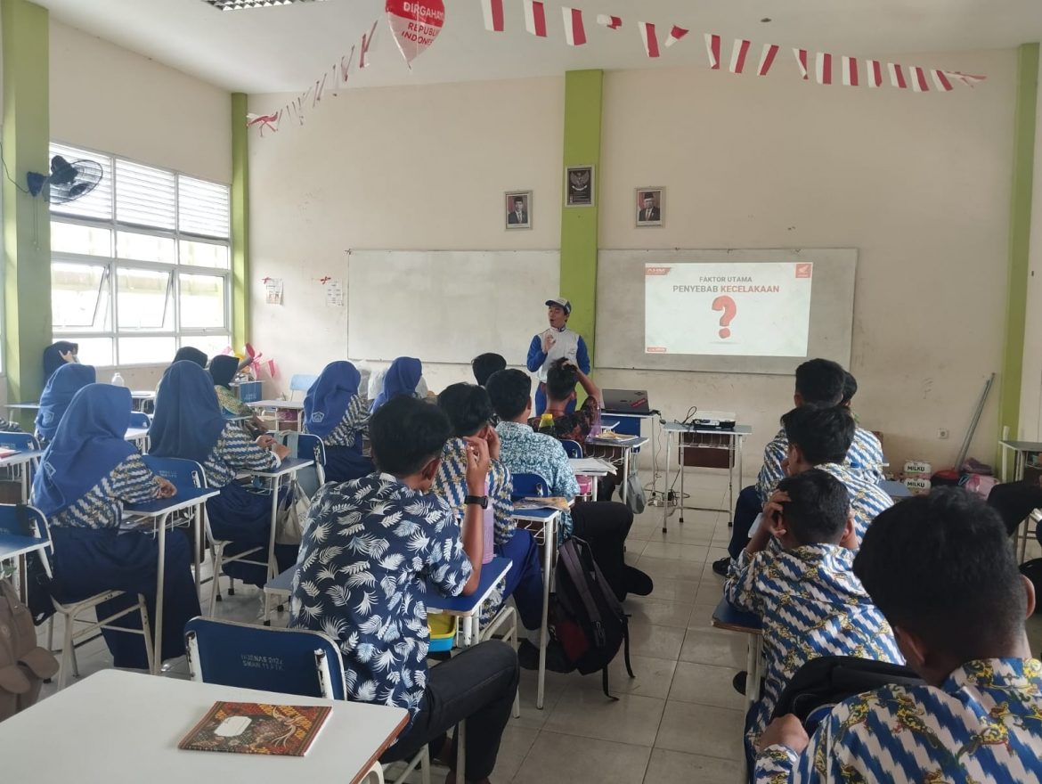 Asmo Kalbar Gelar Edukasi Safety Riding di SMAN 11 Pontianak demi Kesadaran Berkendara